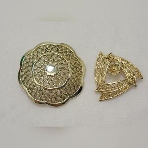 Vintage Gold Tone filigree brooch jewelry set Round dome triangle flower pin
